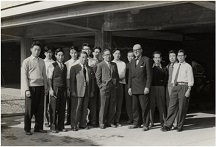 前川國男の事務所を訪れたル・コルビュジエと前川、所員たち。右端に大髙正人。1955年11月4日、東京（画像提供：前川建築設計事務所）