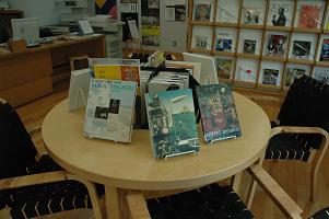 美術図書室　「古賀春江の全貌」　関連資料の展示