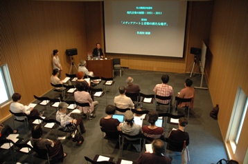 佐近田展康氏（音楽家／メディアアーティスト／メディア論研究者）による講演「メディアアートと音楽の新たな地平」が行われました