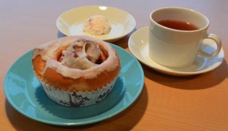 シナモンロールセット(アイスクリームとコーヒーまたは紅茶付) 1,000円(税込) シナモンロールセット(アイスクリームとコーヒーまたは紅茶付) 1,000円(税込)