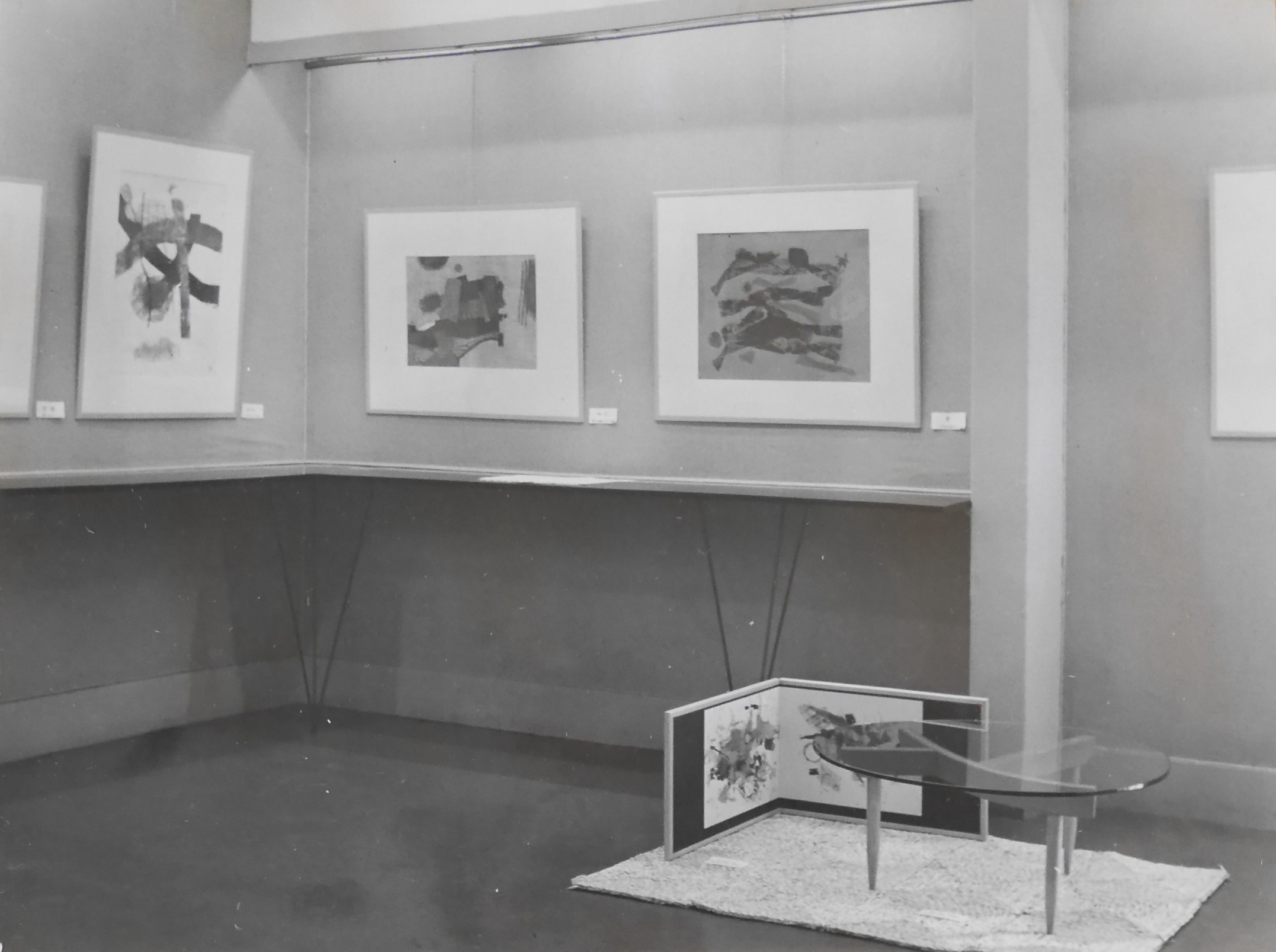 「内間安瑆個人展」会場　養清堂画廊　1955年12月